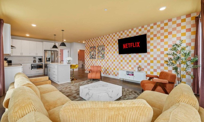 Talbot's Corner Apartment | 3BR - Sleeps 10 | Makeup Room + Near DT!