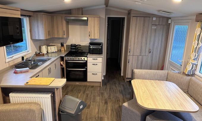 Skegness Cabin | 3BR-Sleeps6-Parking-Pool-NearBeach&Skegness
