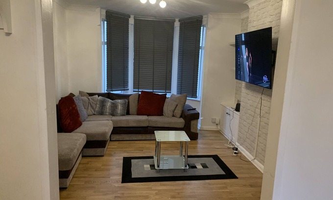 Colchester House | Cozy 3-Bed House in Colchester with Family-Friendly Amenities
