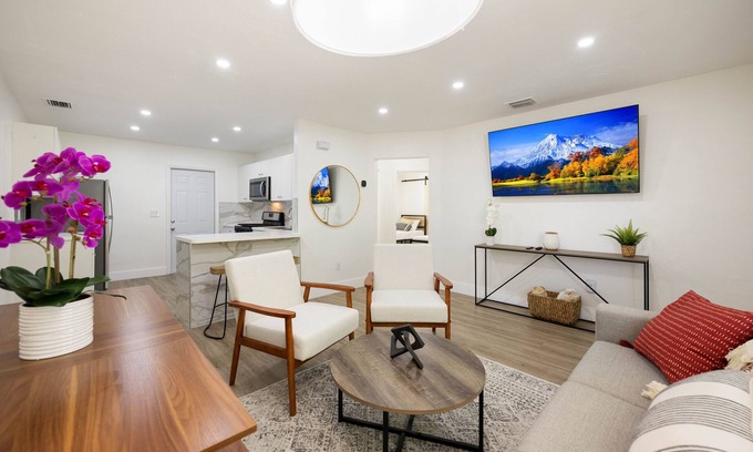 Hialeah House | Stylish 3BR Smart Home with Free Parking & Fast WiFi