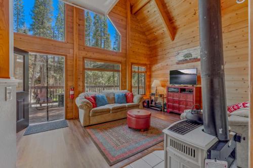 Pla-Vada Woodlands House | Inviting 3BR Soda Springs Ski & Lake Retreat for Families