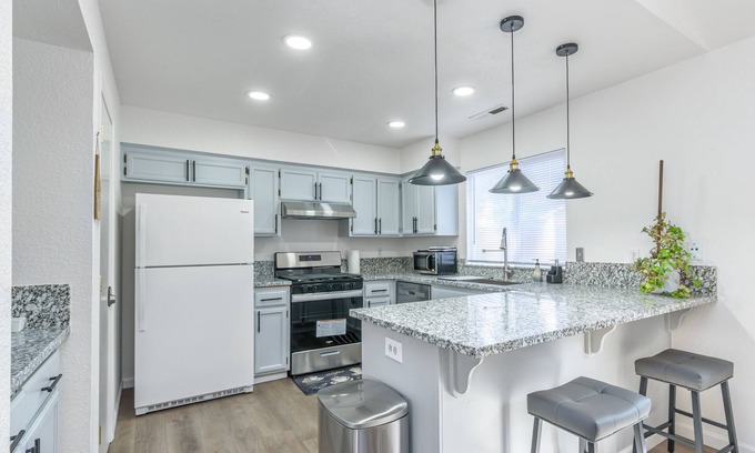 Merced House | Stylish 3BR Retreat near Yosemite with Spa and Kitchen