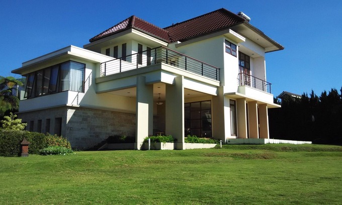 Cipanas Villa | Child-Friendly 3BR Villa in Cimacan Puncak with Breakfast