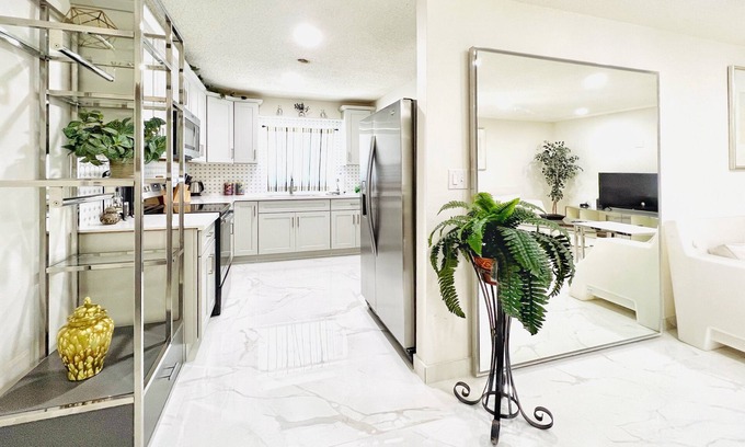 Beverly Green Apartment | Spacious 3BR Apartment near Las Vegas Strip - Book Now!