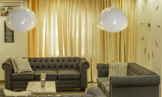 Ogbodjo House | Top-Rated 3D's Properties: Family-Friendly with Hot Tub