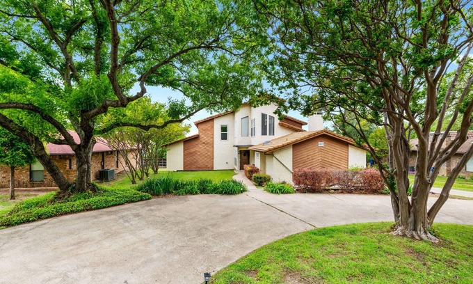 Grand Prairie House | Cozy Retreat with King Beds, Fireplace & Deck Near 6 Flags