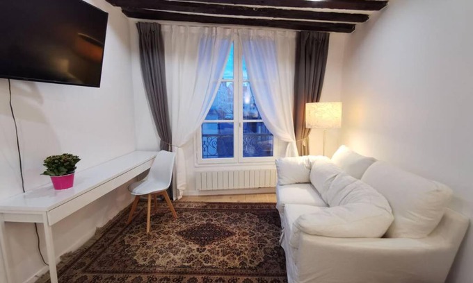 Saint-Germain-en-Laye Apartment | Prime Location Wei&Pei Apartment near RER in St Germain