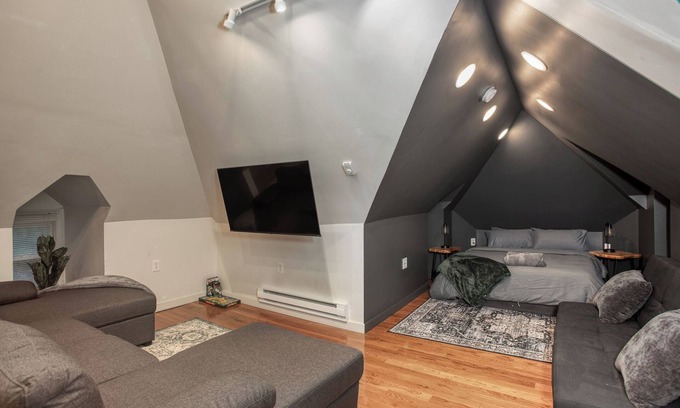 Squirrel Hill Apartment | 3min>Walnut:UPMC Shadyside:3min>CMU:Full Kitchen