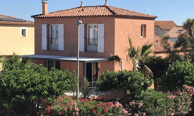 Frontignan Villa | Beachside Villa: 5 Bedrooms, Pool & Ocean View Awaits