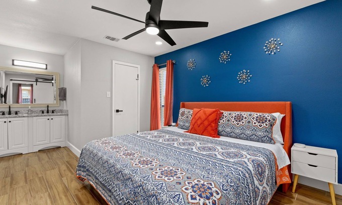 Great Northwest House | Exciting Getaway: Near Seaworld with Game Room & Pool