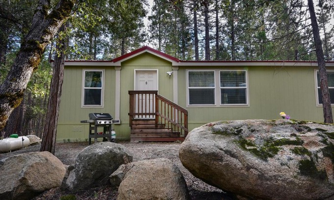North Wawona House | Top-Rated 3R Suter's Forte: Pet & Child-Friendly Retreat