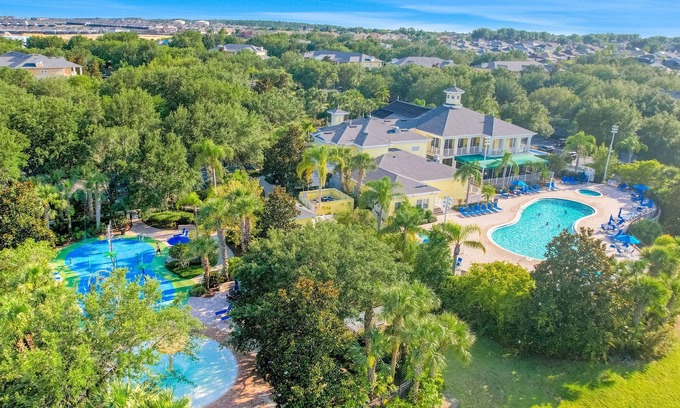 Bahama Bay Condo | Ideal 3rd Floor Condo with Pools, Sauna & Near Attractions