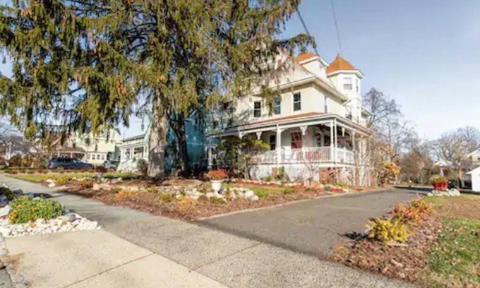 Montclair Apartment | Cozy Unique 3rd Floor Apartment - Pet & Child Friendly