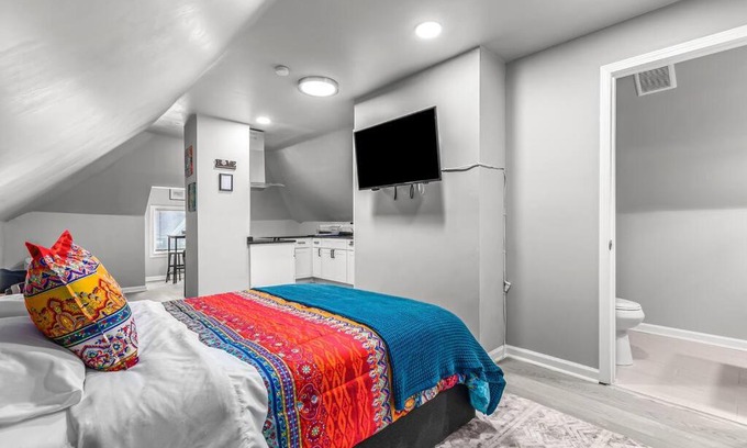 Detroit Apartment | Inviting Loft Next to West Village with Free Parking