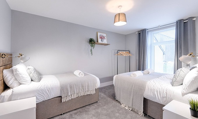 Llanelli House | 3RM Flat, Smart Tv's, close to all amenities