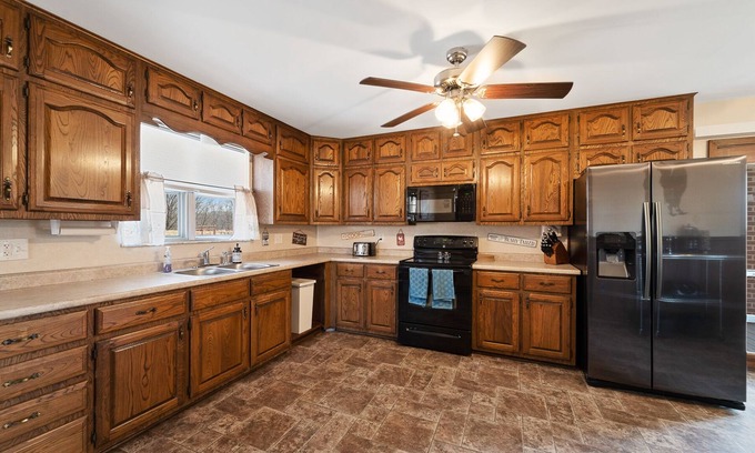 Fulton House | Spacious 4-Bedroom Retreat in Central Missouri Near I-70