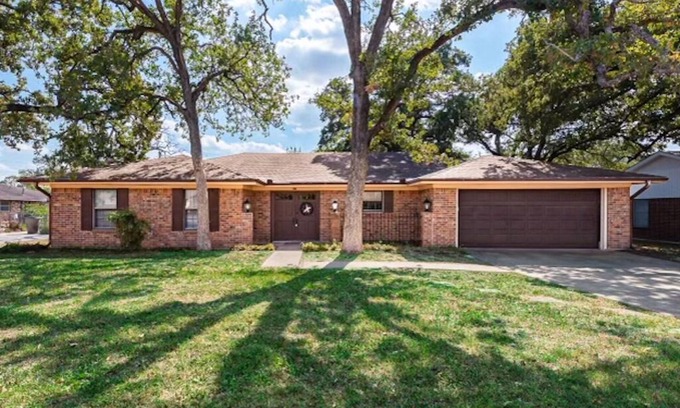 College Station House | Ideal Home in Aggieland: Pool Table & Spacious Yard