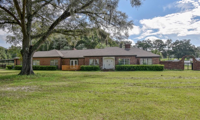Fellowship House | Picturesque 10 Acre Horse Farm - Steps from WEC