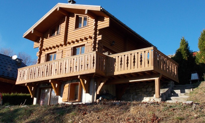 Navette Ski Chalet | Cozy Chalet with Mountain Views and Pet-Friendly Amenities