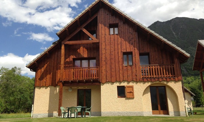 La Chapelle-en-Valgodemard Apartment | Inviting Duplex Apartment with Pool and Balcony for Families