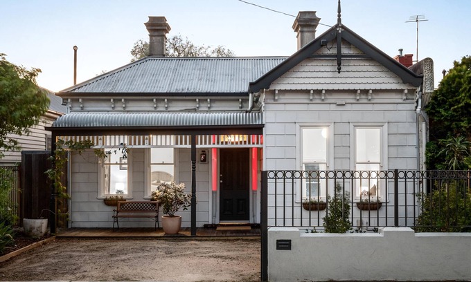 Northcote House | 4 b/r house in Westgarth/Northcote with huge garden 15 min to tennis.