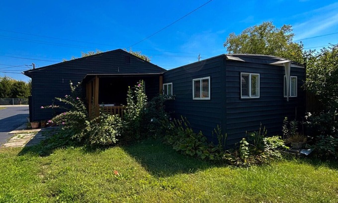 West Newton House | 4 bd/10 min to downtown W/D