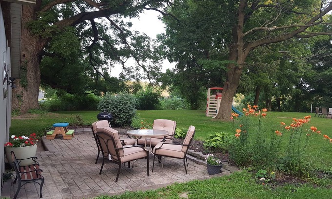 Galien House | 4 Bd 3 Ba, Sleeps 14 Private Fishing Lake, 6.5 Acres, Casinos, Wineries, & More