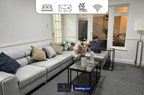 Oxford Villa | Spacious 4-Bed Retreat in Central Oxford with Games Area