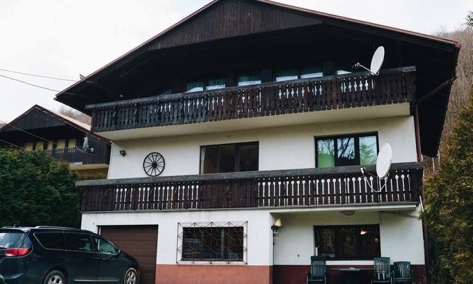 Bystra House | Inviting 4-Bedroom House Near Szczyrk with Lake View