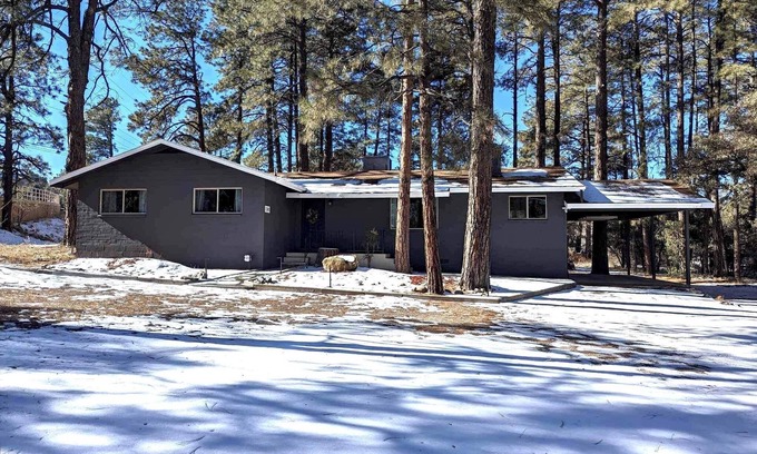 Prescott House | Ideal Retreat: 5 Min to Whiskey Row & Pet Friendly Perks