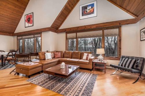 The Galena Territory House | Dog-Friendly 4-Bedroom Retreat with Private Pool & Spa