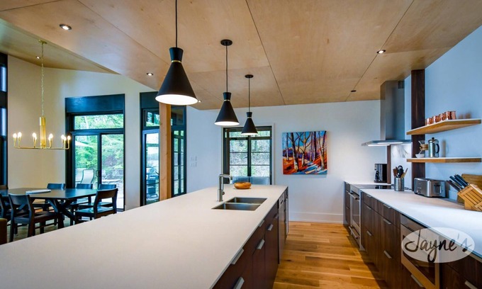 Algonquin Highlands Cottage | Modern Retreat: 4-Bedroom Getaway by Kawagama Lake