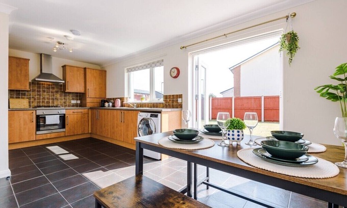 Liverpool House | Ideal Stay for Groups: 4 Beds, Free Parking & Kitchen