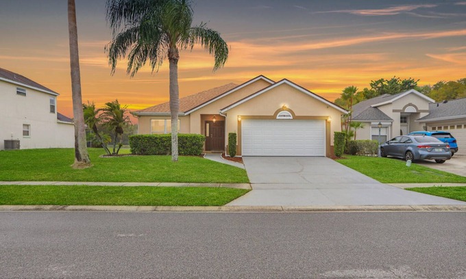 Chatham Park House | Family-Friendly 4-Bed Pool Home Steps from Disney