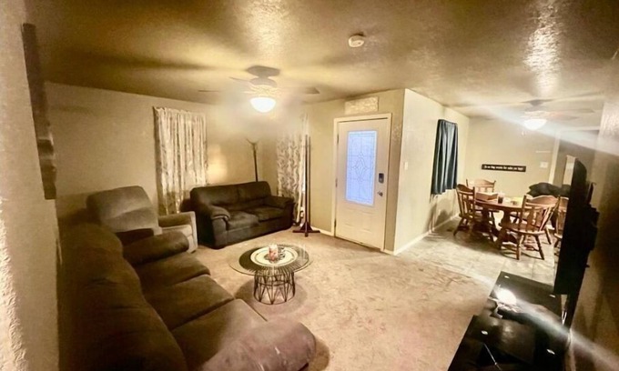 Chaves County House | Spacious 4 Bed, 2 Bath Family Retreat with Lake Views