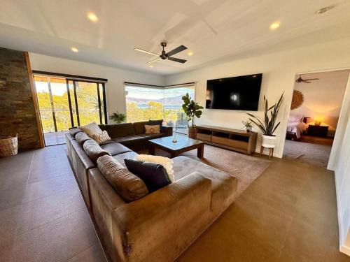 Howrah House | Spacious 4-Bedroom House with Spa and Beach Views