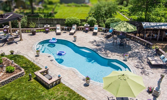 Forestview House | 4-Bed 3-Bath Schaumburg Retreat with Amazing Backyard Entertainment