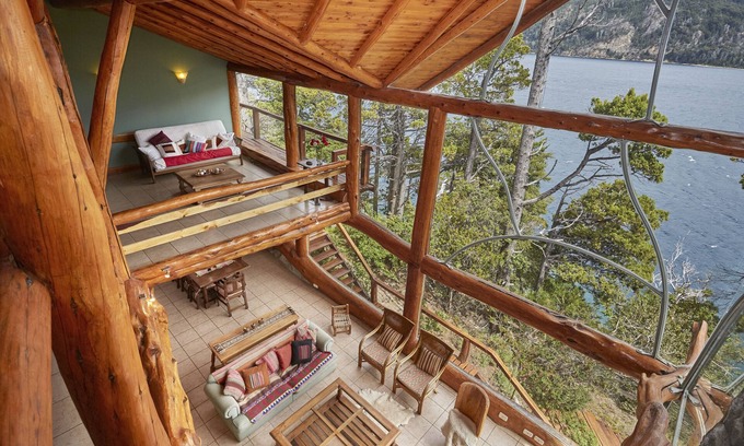 San Carlos de Bariloche House | Elegant Lakefront Retreat with Hot Tub & Modern Kitchen