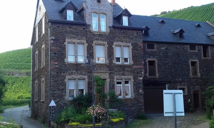 Dhron Apartment | Cozy 2-Bedroom Apartment for Two at Ferienwohnung Gorges