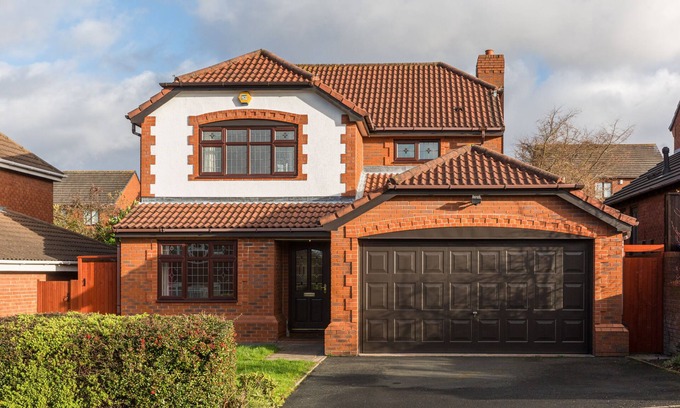 Tamworth House | Family-Friendly 4-Bed Retreat Near Snowdome & Drayton Manor