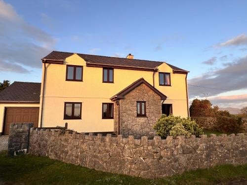 Llanddona House | Idyllic 4-Bedroom Farmhouse with Breathtaking Mountain Views