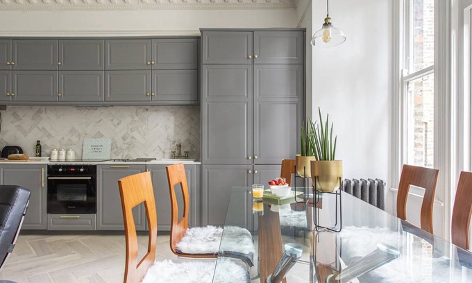 Ealing Broadway Apartment | Spacious 4-Bed Family Retreat in London with Garden