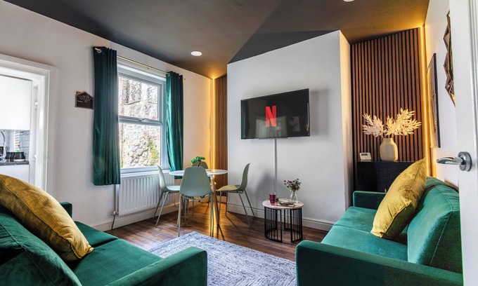 Preston House | 4 Bed House Contractor & Leisure: luxurious home nestled in the heart of Preston
