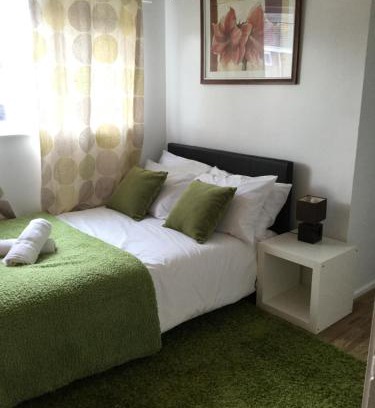 Basildon House | Convenient 4-Bed House Near Basildon Town Centre