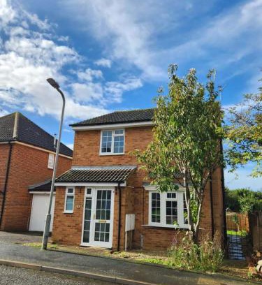 Buckingham House | 4 Bed House - Sleeps 8 - Parking - Garden - Wifi