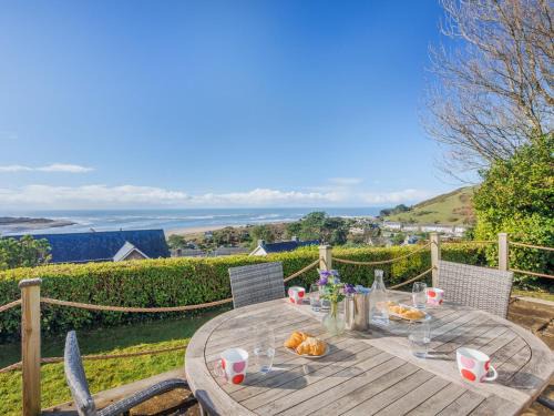 Aberdovey House | Family-Friendly 4-Bed Retreat in Aberdovey DY013