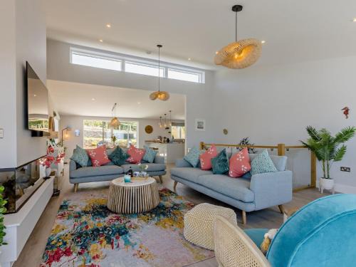 Appledore House | Cozy 4-Bed Retreat in Appledore with Hot Tub Access