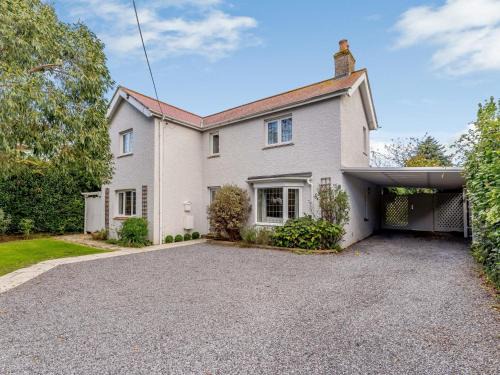 Bembridge House | Cozy 4-Bed Retreat in Bembridge with Hot Tub & Pets Welcome