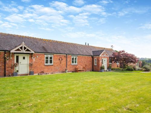Narborough House | Pet-Friendly 4 Bed Retreat in Bishops Offley