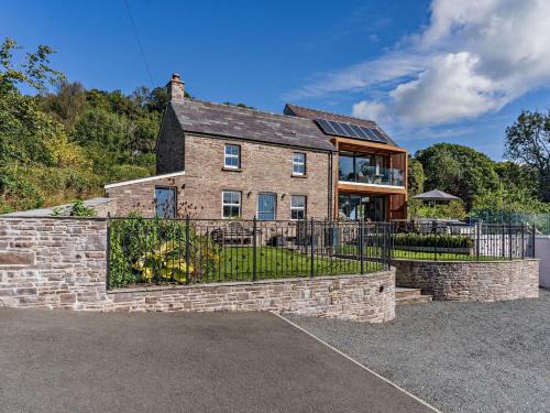 Bwlch House | Family-Friendly Retreat with 4 Beds in Bwlch